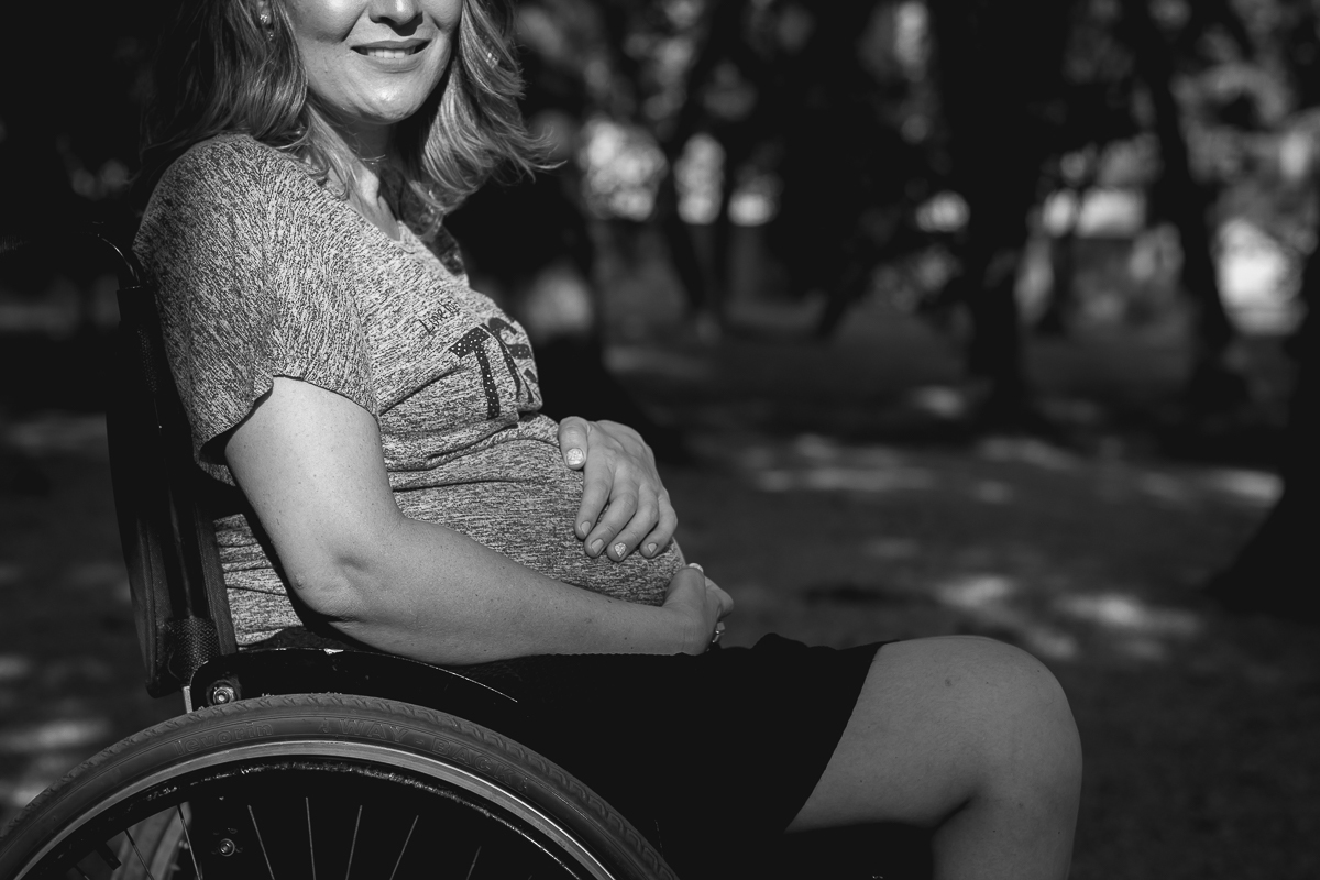 foto da gestante cadeirante onde aparece só do seu sorriso para baixo