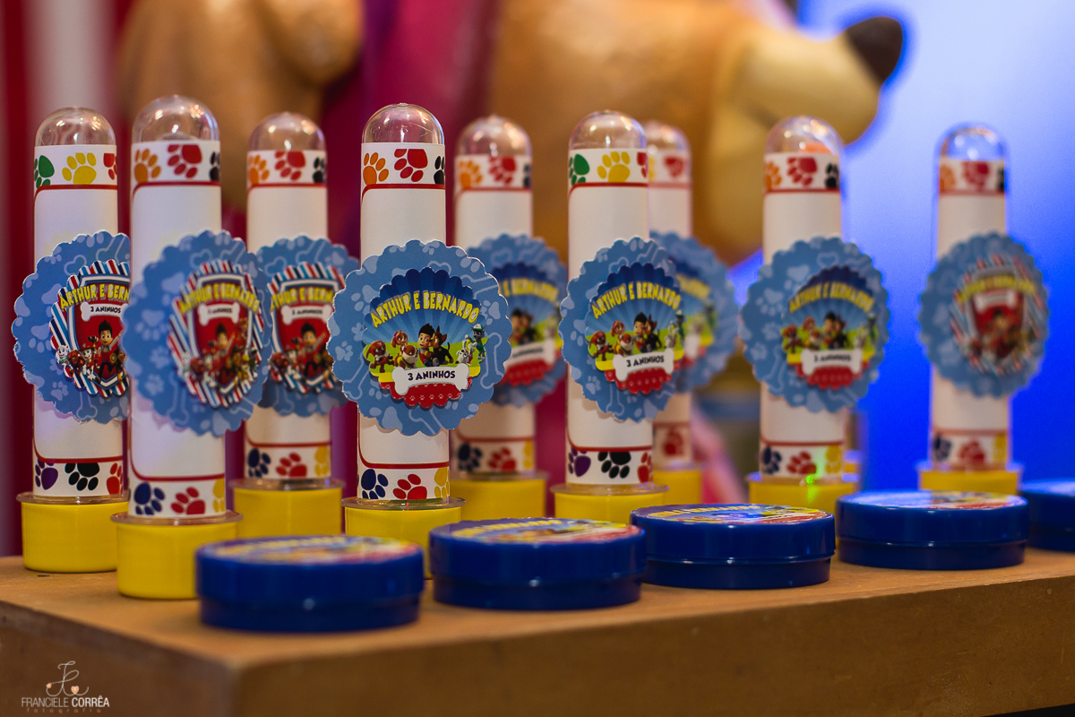 foto de detalhes da mesa com decoração patrulha canina