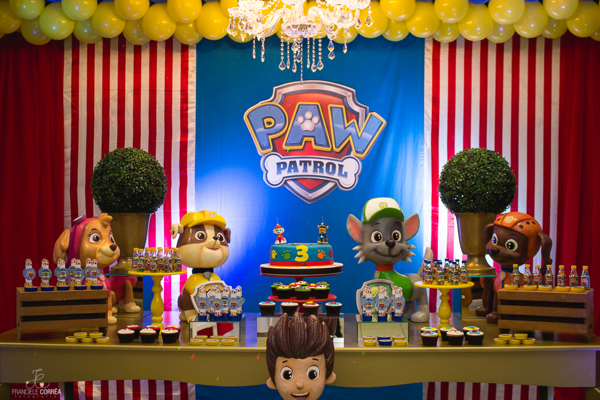 foto da mesa do bolo com decoração da patrulha canina