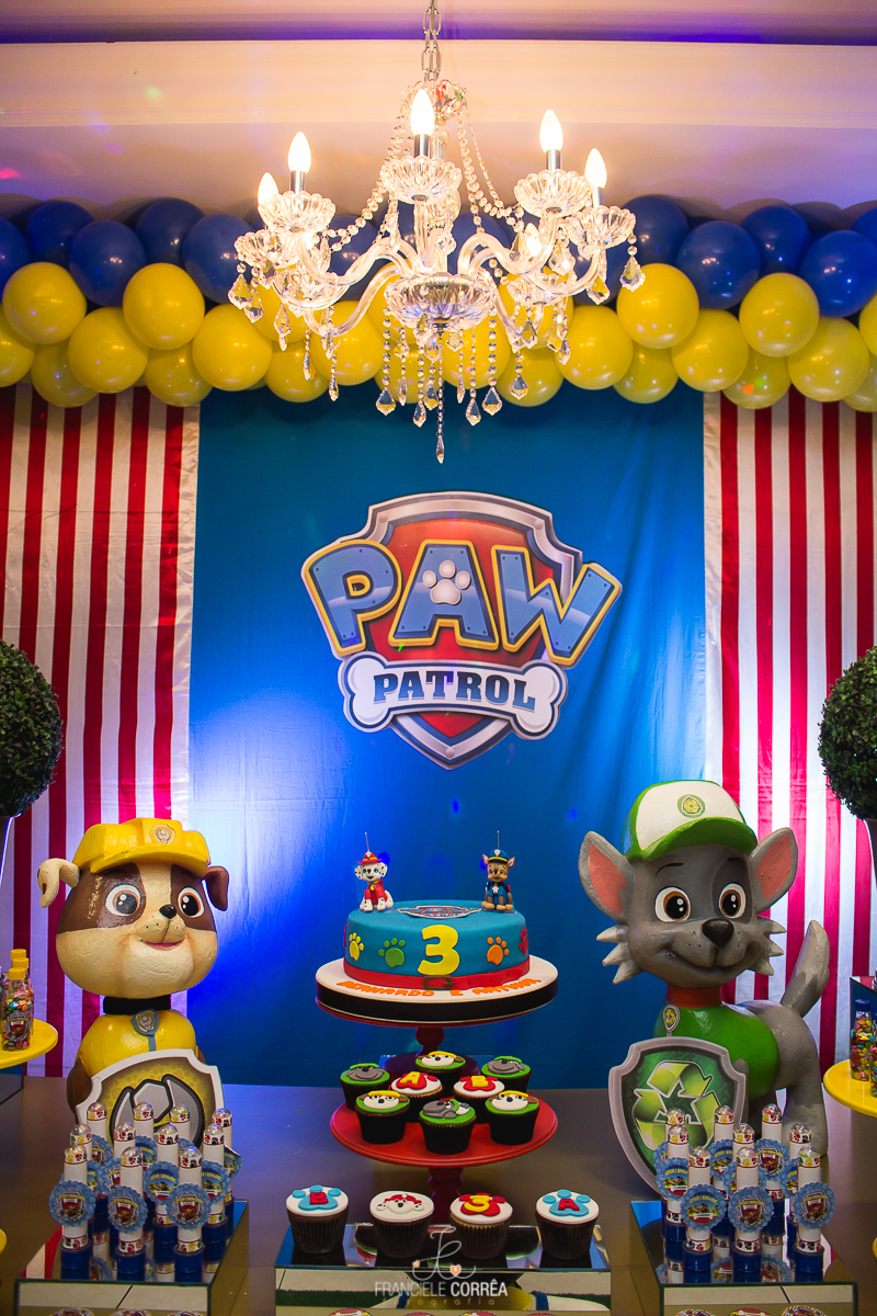 foto vertical do aparecendo o bolo e o lustre