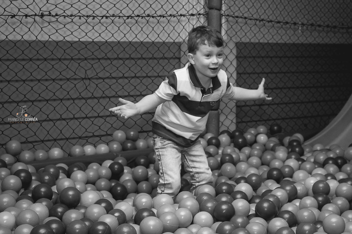 aniversariante na piscina de bolinha