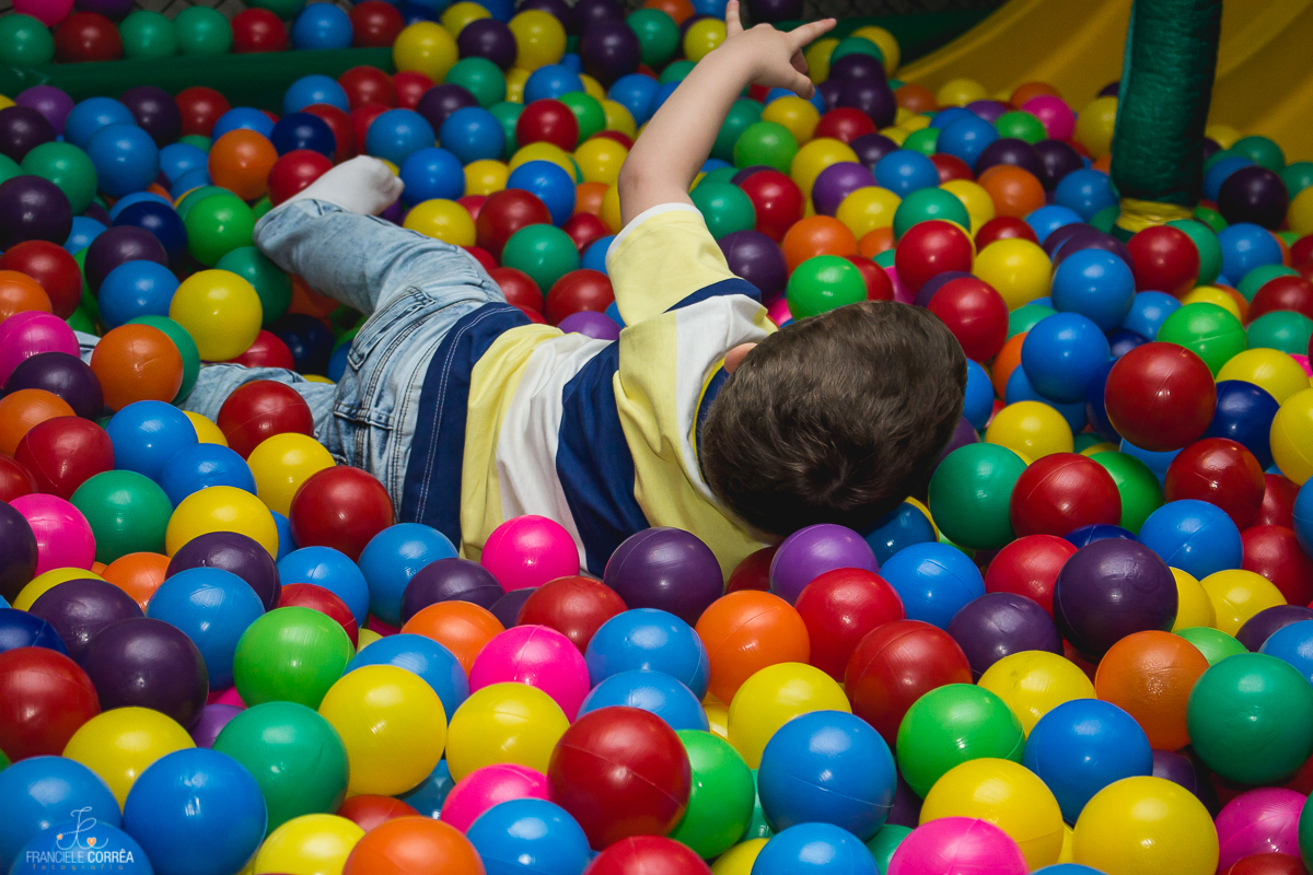 aniversariante brincado na piscina de bolinha