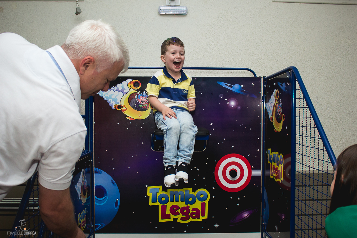 aniversariante rindo e brincando com o pai