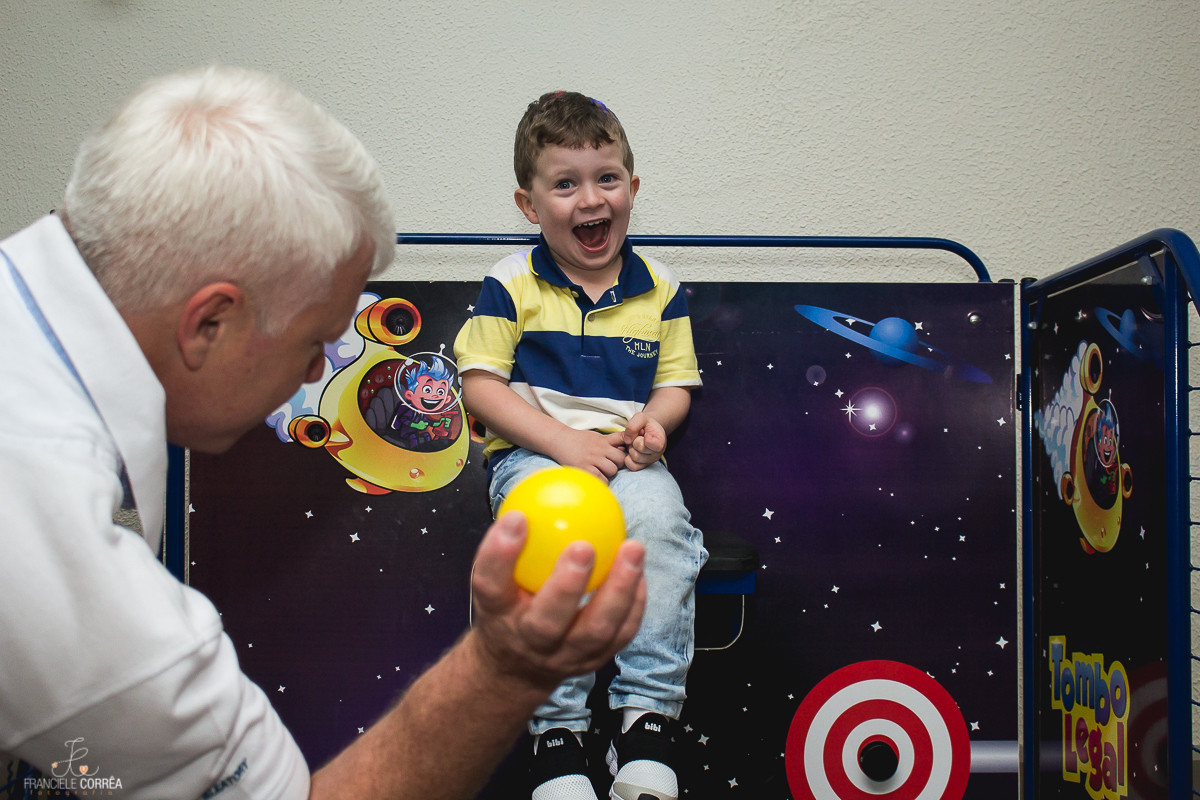 aniversariante rindo muito e brincando com o pai