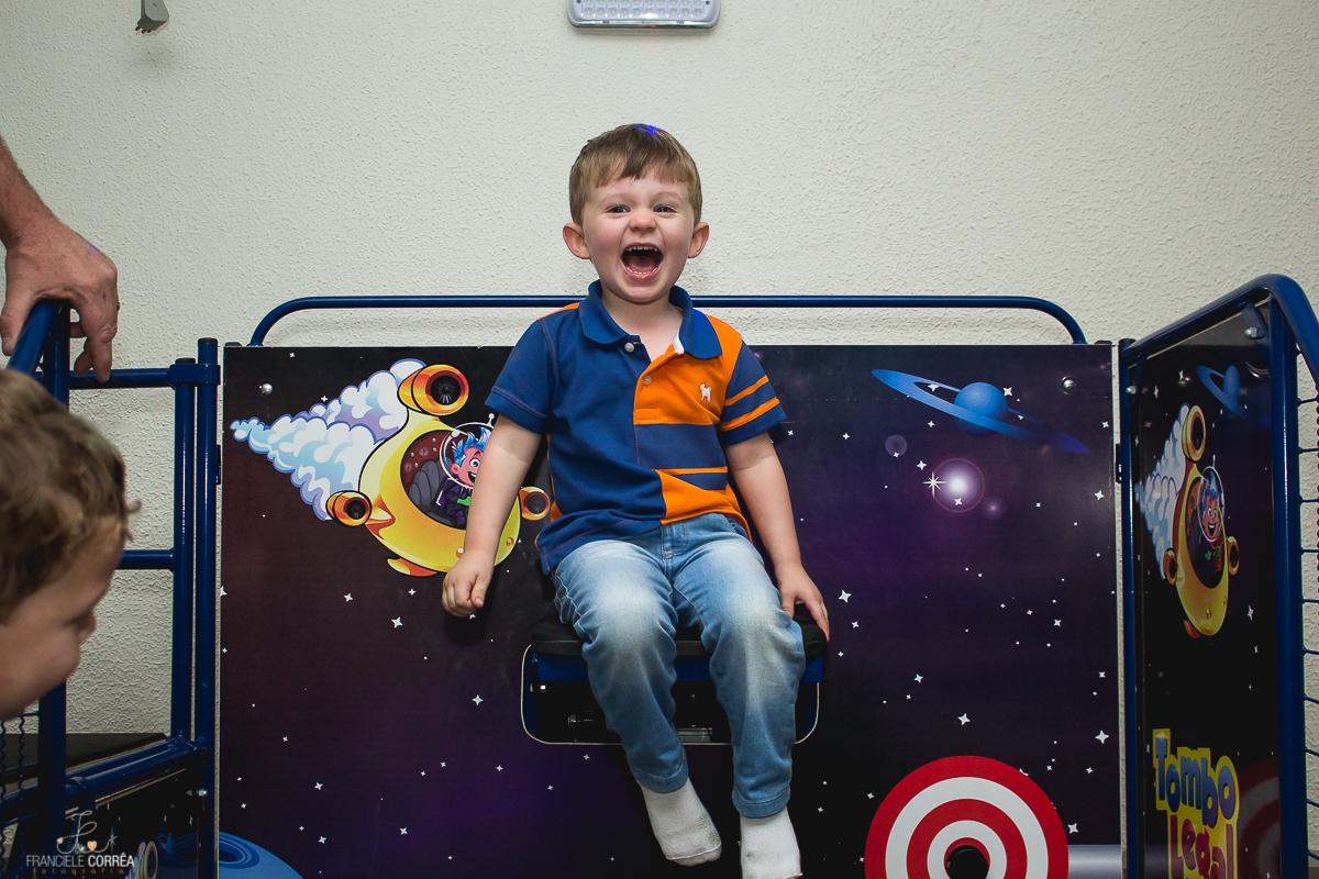 criança rindo muito