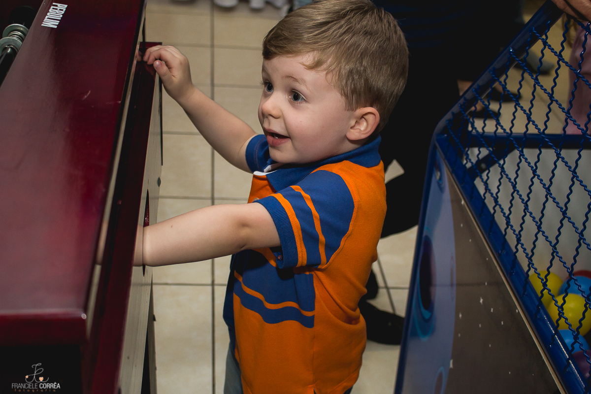 criança sorrindo e brincado