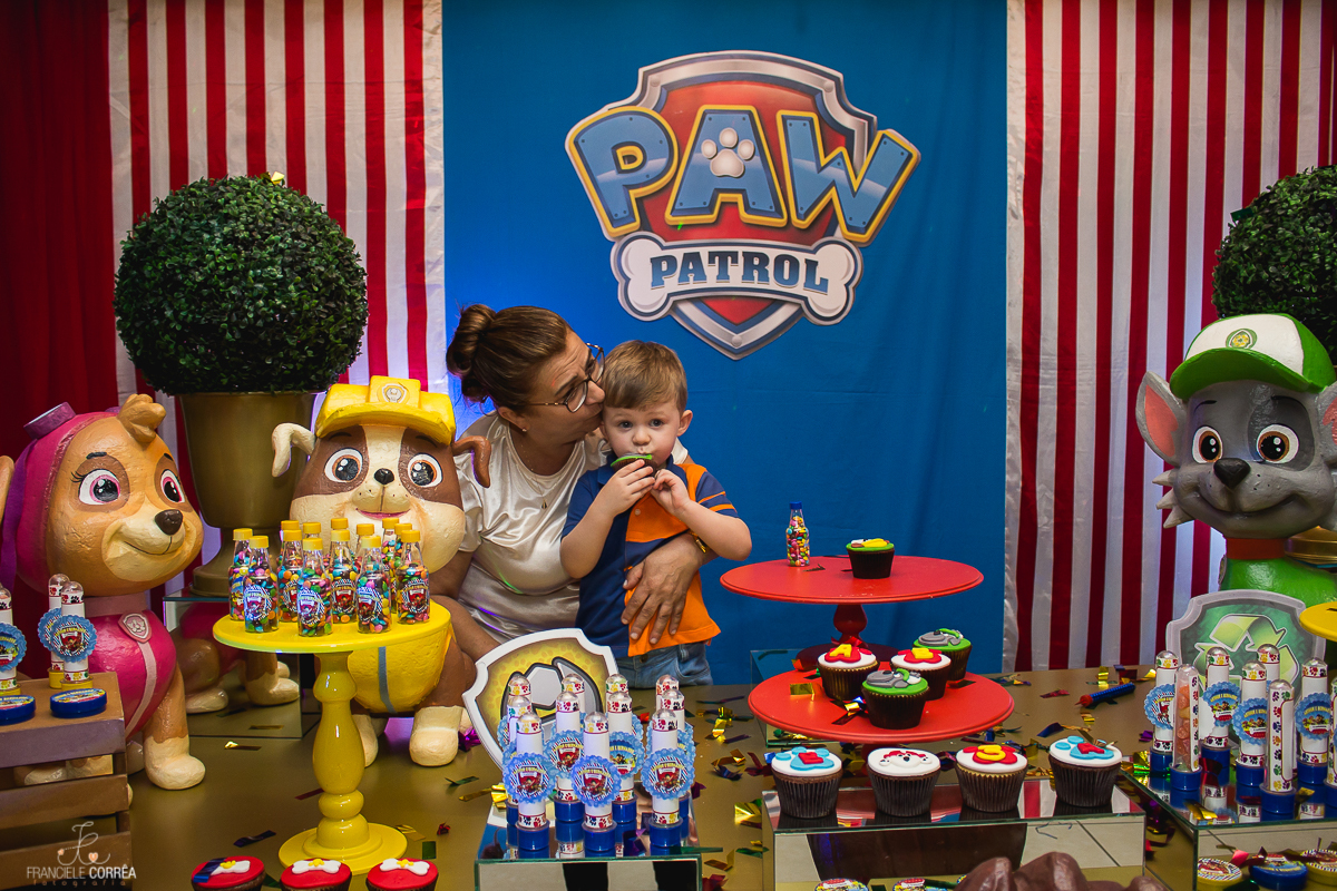 aniversariante recebendo um beijo da avó
