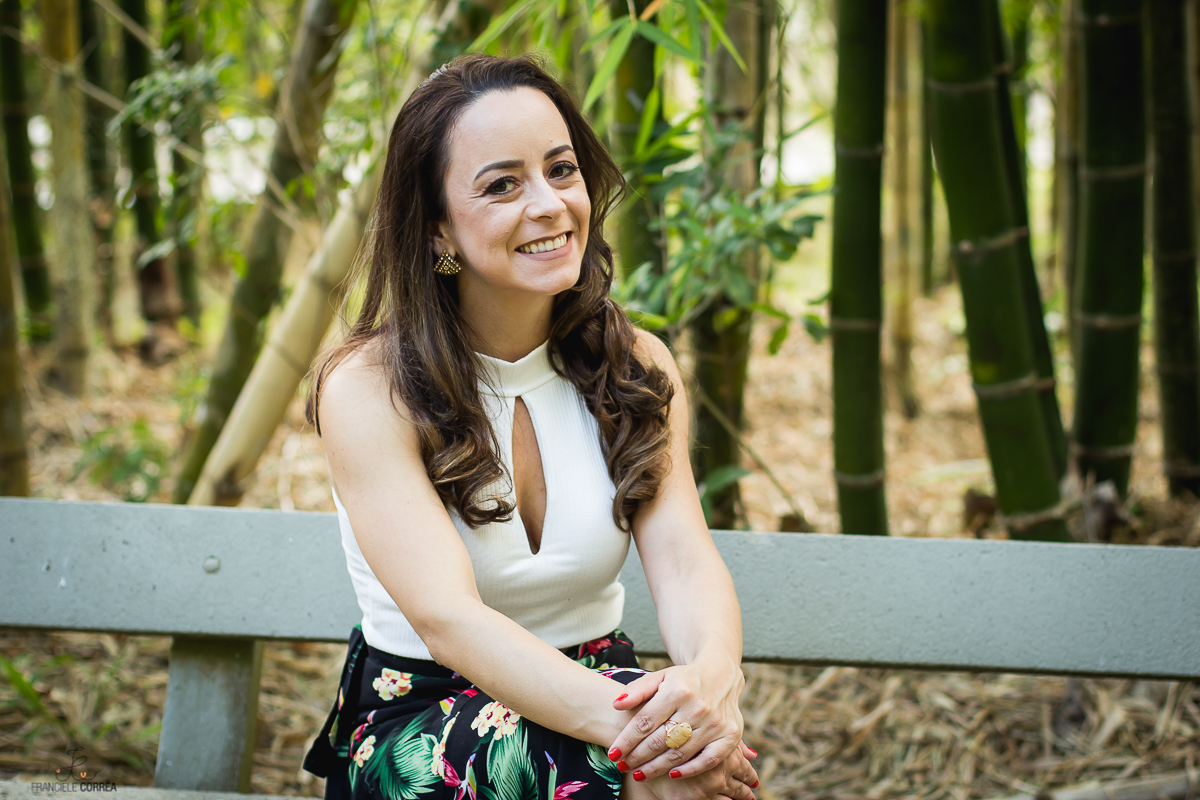 foto mulher sentada sorrindo