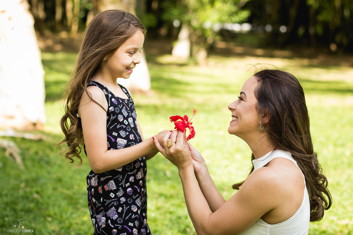 foto da filha entregando uma flor para a mãe