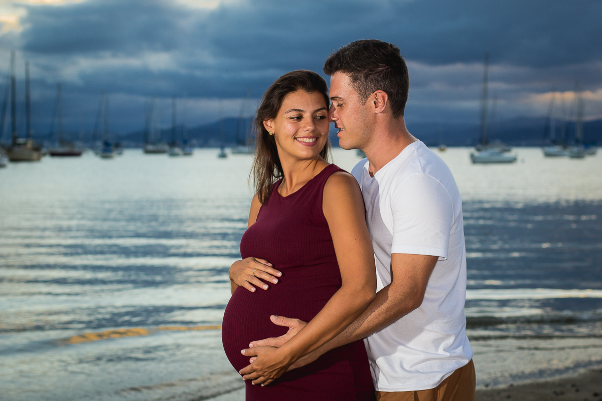 casal abraçados na beira da praia