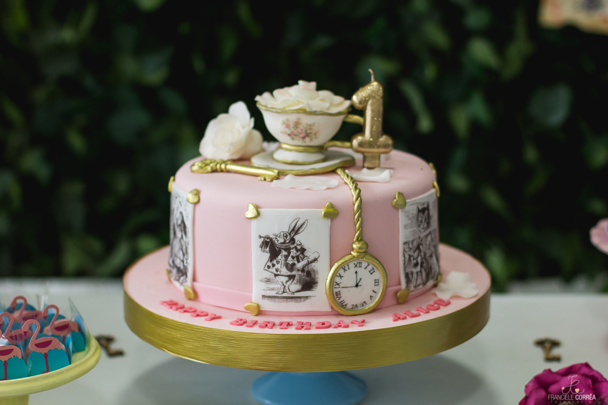 bolo feito por Patricia goedert com o tema Alice no país das maravilhas
