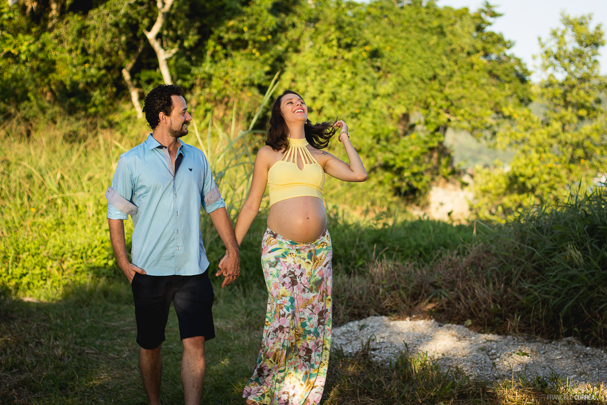 fotos da gestante andando de mãos dadas com o marido