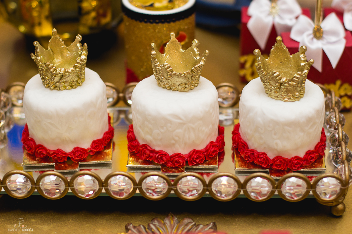 Doces de aniversário com o tema A Bela e a Fera