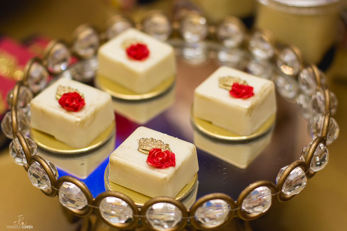 Doces de aniversário infantil com o tema A Bela e a Fera