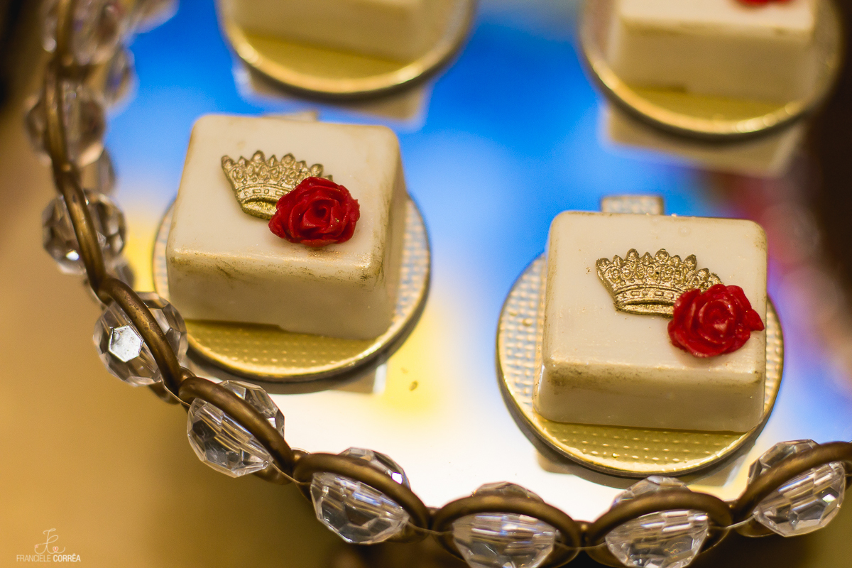 Doces de aniversário infantil com o tema A Bela e a Fera