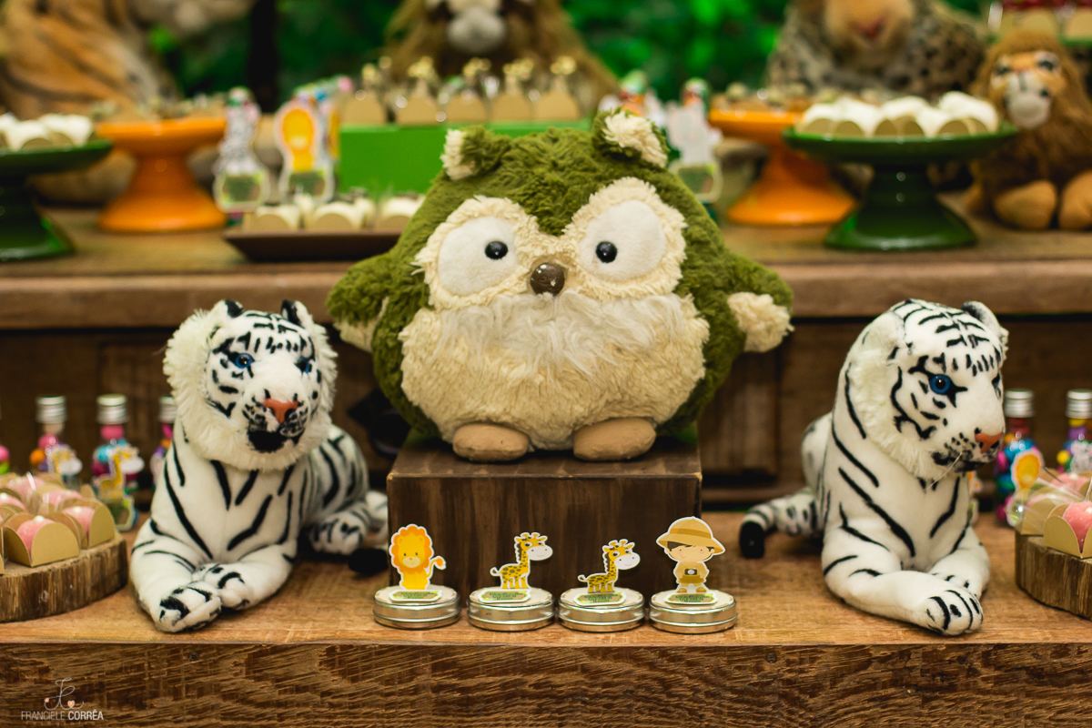 Decoração da mesa principal com o tema safari