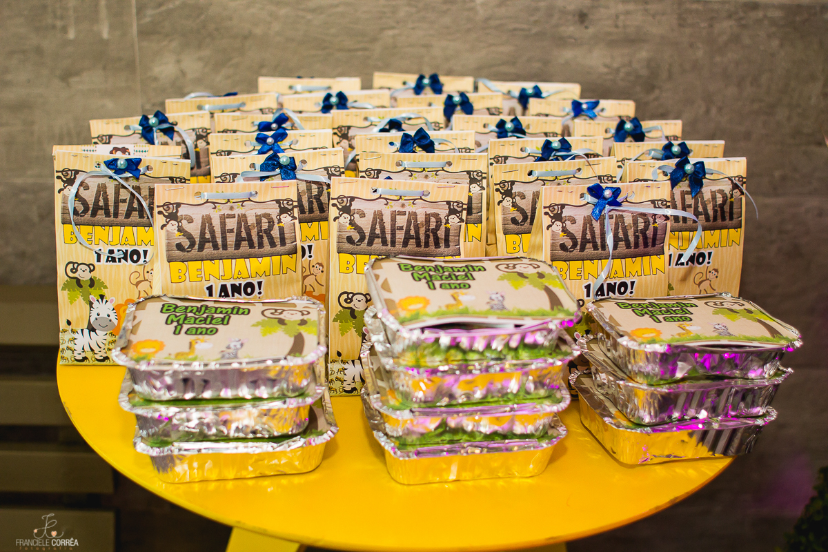 Lembrancinha de aniversário de 1 ano com o tema safari