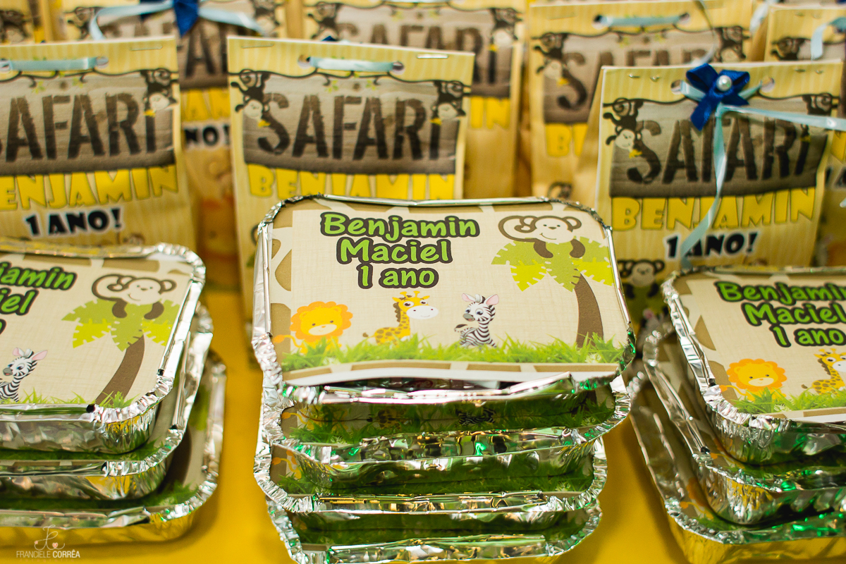 Lembrancinha de aniversário de 1 ano com o tema safari