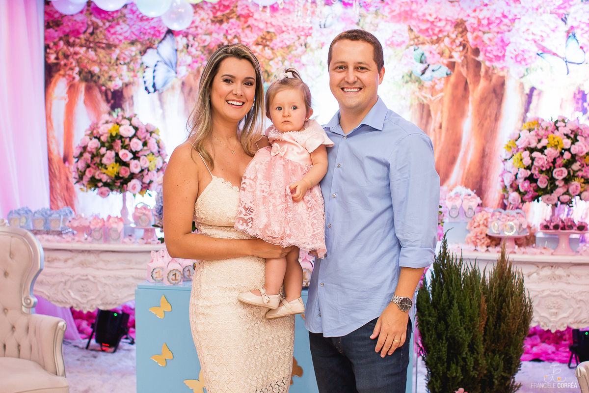 Foto de aniversário de 1 aninho com tema jardim de borboletas