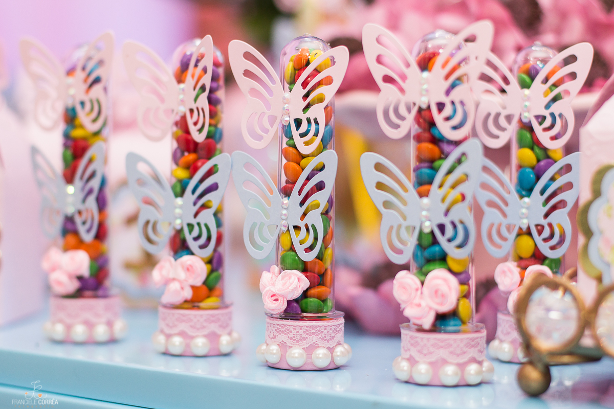Detalhes de decoração com o tema jardim de borboletas