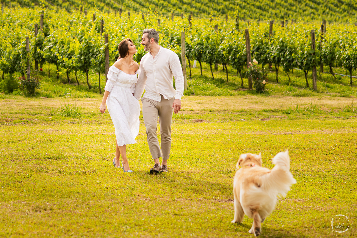 clinicaharmonia,ensaioamandaejorge,fotoscomcachorro,preweddingcomcachorro,golden,fotosaoarlivre,serragaucha,ensaionavinicola,melhoresvinhos,vinicolasnoRS