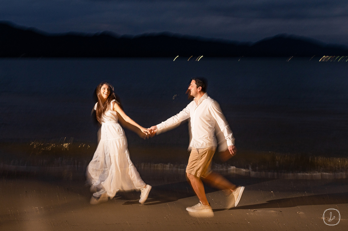ensaioprewedding,ensaiodecasal,ensaioaoamanhecer,praiadadaniela,florianopolis,fotografoemsc,fotosnapraia