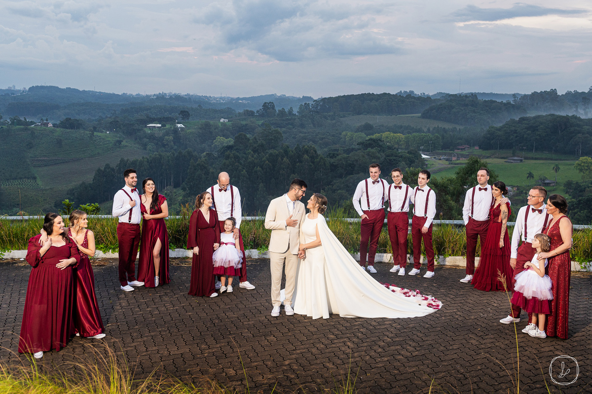 anadottoatelier,vestidodenoivacomcapa,armefur,vanessacarra,altosdovale,casamentoexterno,casamentocomchuva,casamentonaserragaucha,casamentoemcaxiasdosul,melhoresfotosdecasamento,ltmfilmes,altosdovale,lugarespracasar