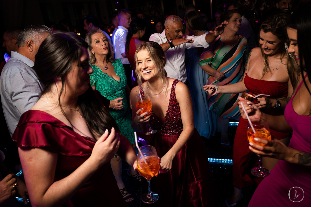 anadottoatelier,vestidodenoivacomcapa,armefur,vanessacarra,altosdovale,casamentoexterno,casamentocomchuva,casamentonaserragaucha,casamentoemcaxiasdosul,melhoresfotosdecasamento,ltmfilmes,altosdovale,lugarespracasar