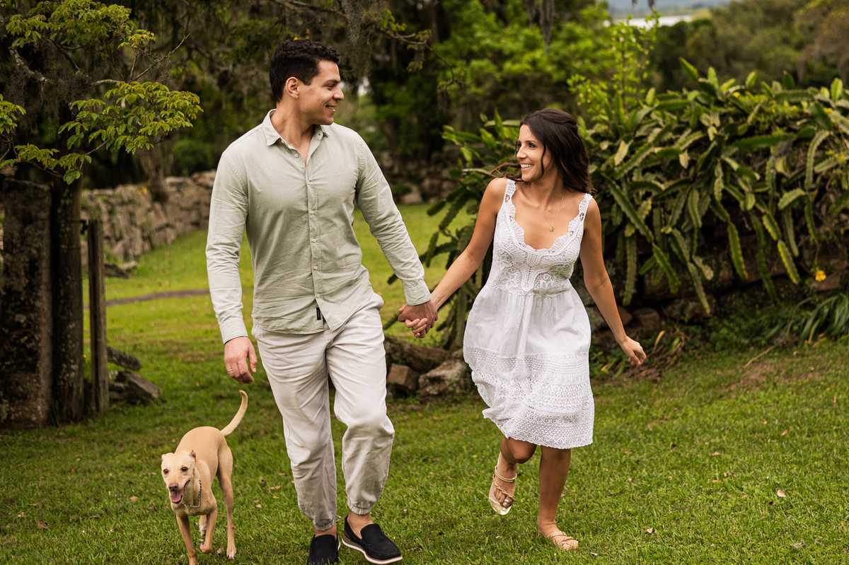 ensaioprewedding,obutia,fotografodecasamentors,fotografodecasamentoportoalegre,melhoresfotosdecasamento,ensaiodecasal,fotoscomcachorros,fotosespontaneas