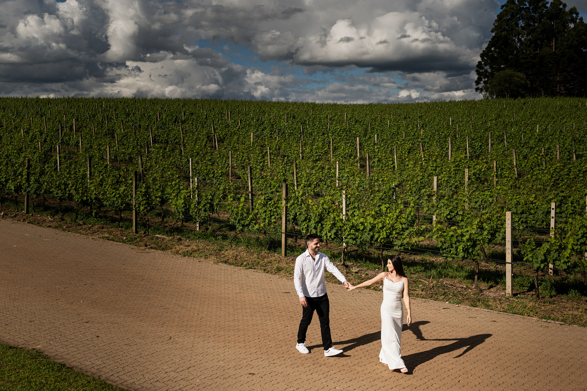 ensaionavinicola,vinicolacasacorba,serragaucha,fotosdecasal,couple,prewedding,precasamento,melhoresfotosdecasais