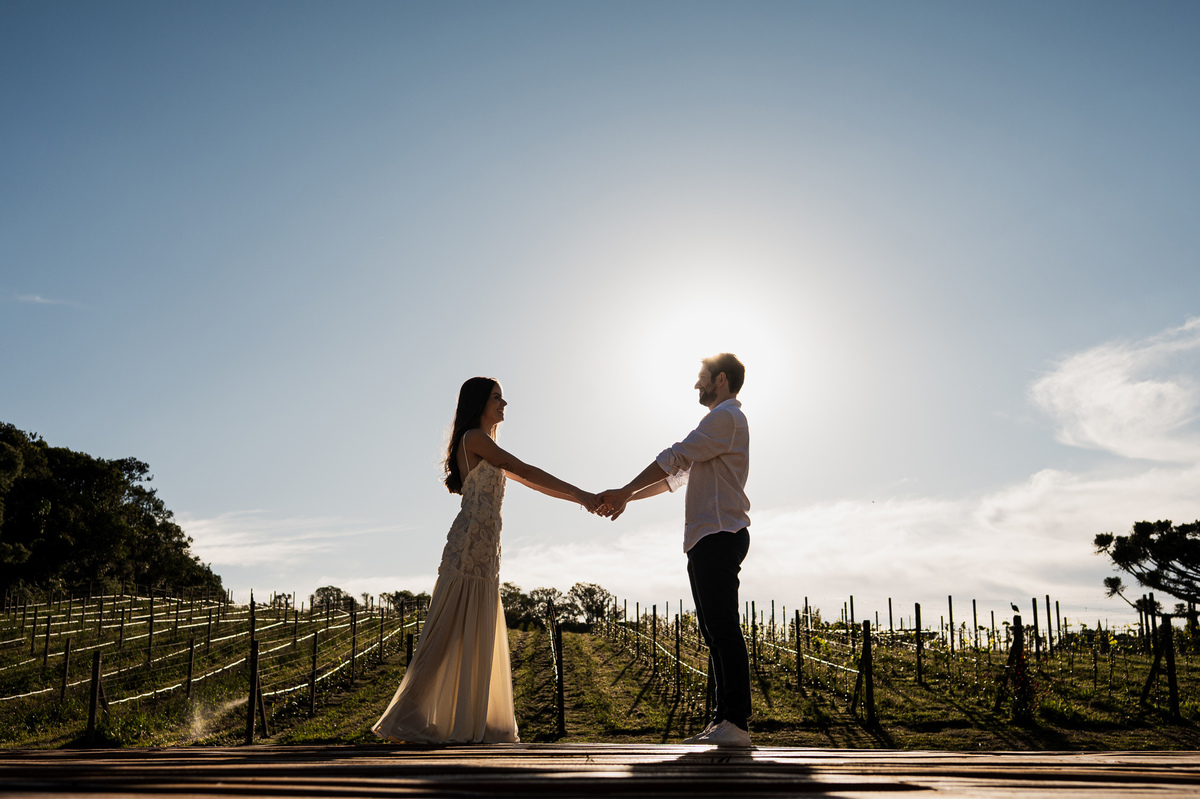 ensaioprecasamento,preweddingcomcachorro,fotoscomgolden,ensaionaserragaucha,fotosdecasalnavinicola,melhoresvinicolasserragaucha,lugarespracasarserragaucha,melhoresensaiosdecasamento,fotosdecasal