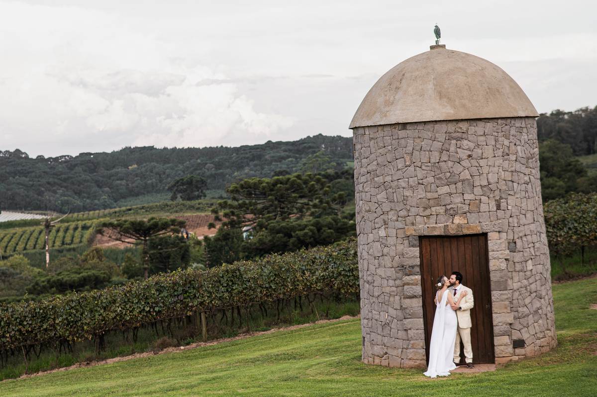casamentonovaledosvinhedos,casamentonaserragaucha,celebrimomentos,lugarespracasarnaserragaucha,cavegeisse,melhoreslugaresparacasamento,bellocostume,vestidodenoiva,anacarolinaatelier,geisseterroir,decoracaodecasamento,quebrigadeiro,docesdecasamento,