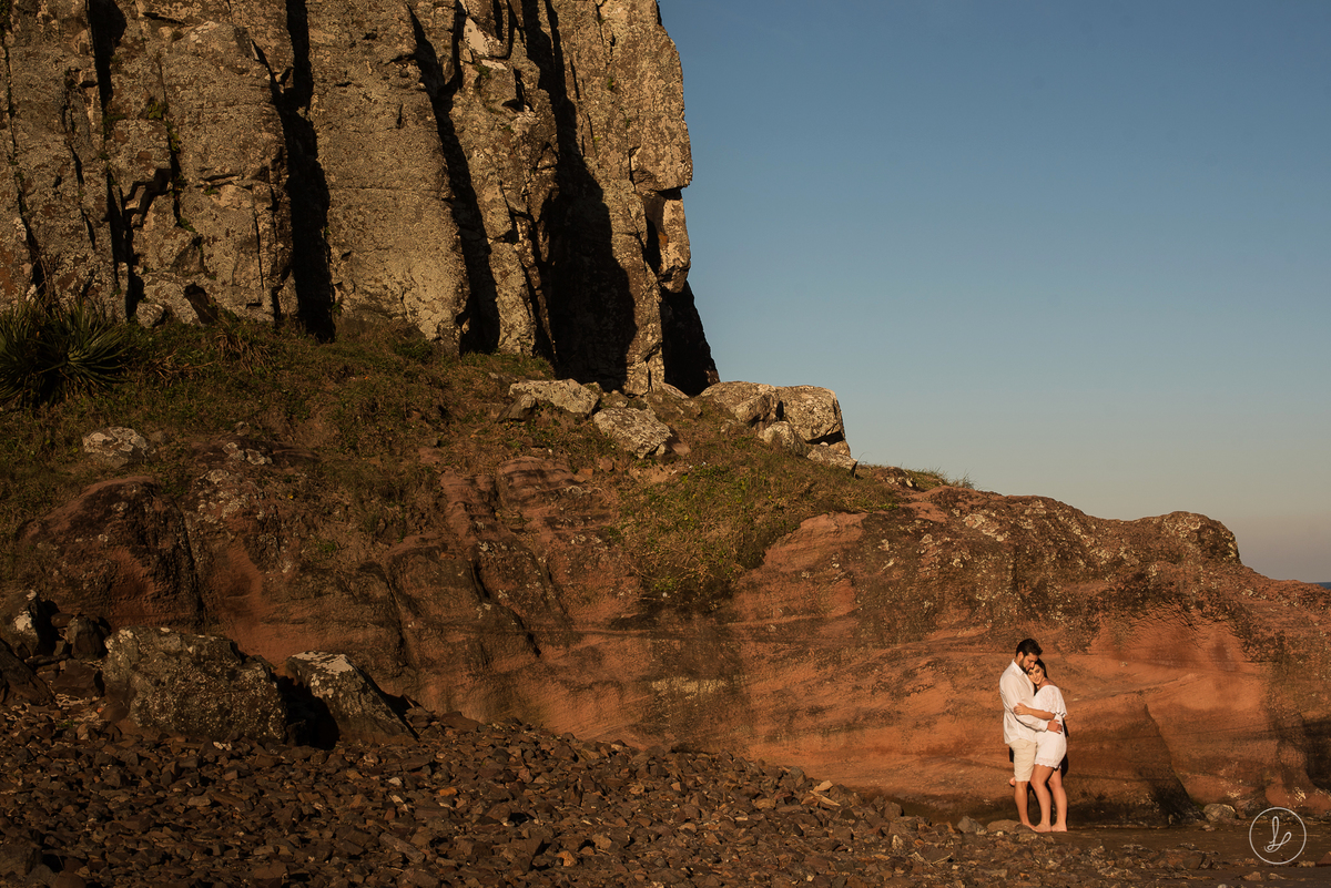 ensaio de casal na praia, fotos de casal na praia, pré casamento em Torres, fotos no por do sol