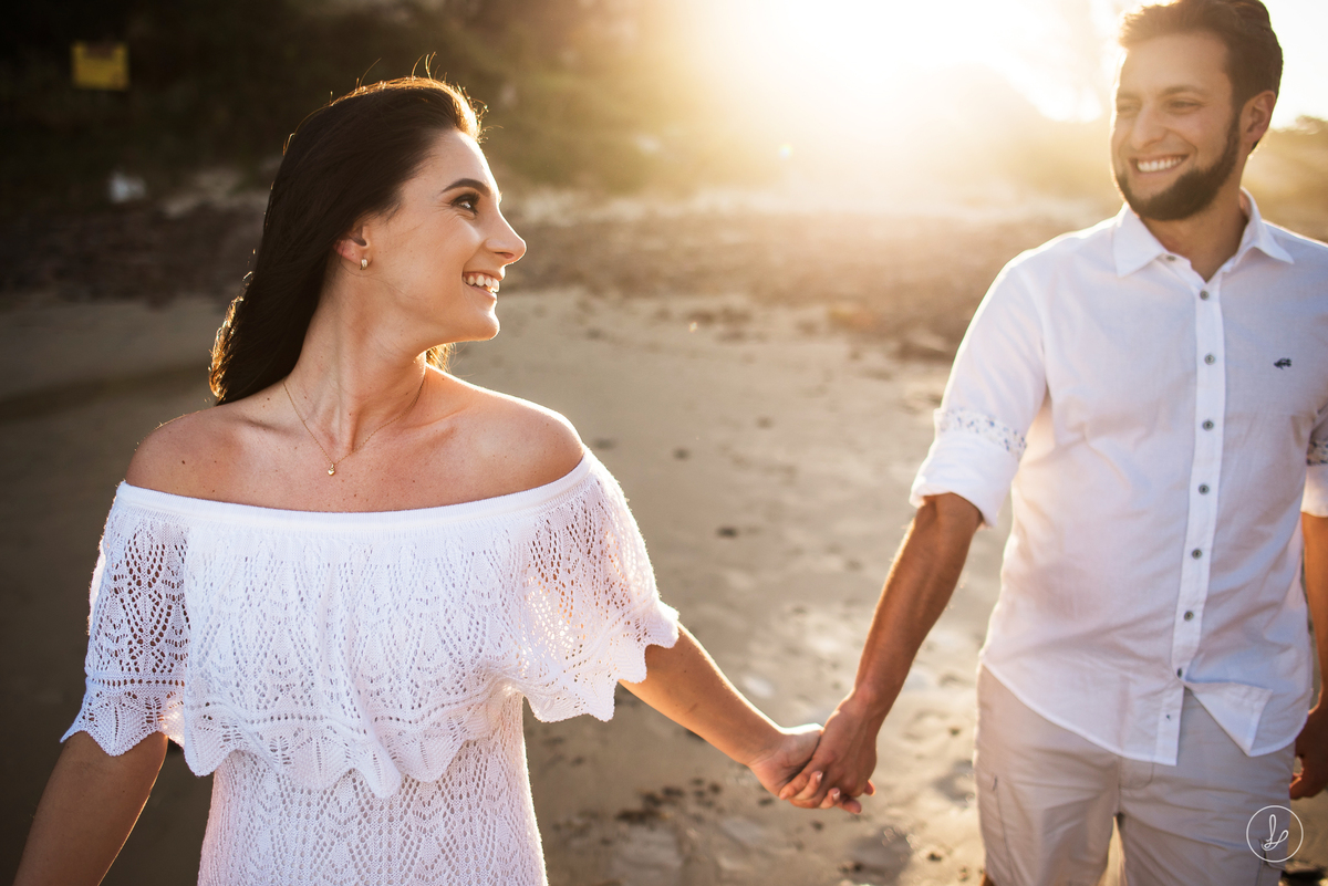 ensaio de casal na praia, fotos de casal na praia, pré casamento em Torres, fotos no por do sol