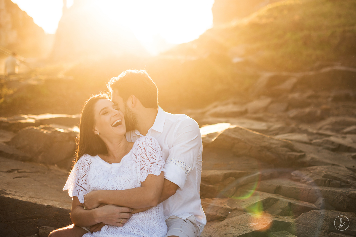 ensaio de casal na praia, fotos de casal na praia, pré casamento em Torres, fotos no por do sol
