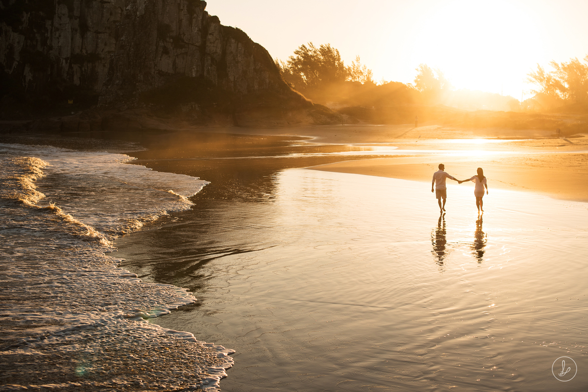 ensaio de casal na praia, fotos de casal na praia, pré casamento em Torres, fotos no por do sol