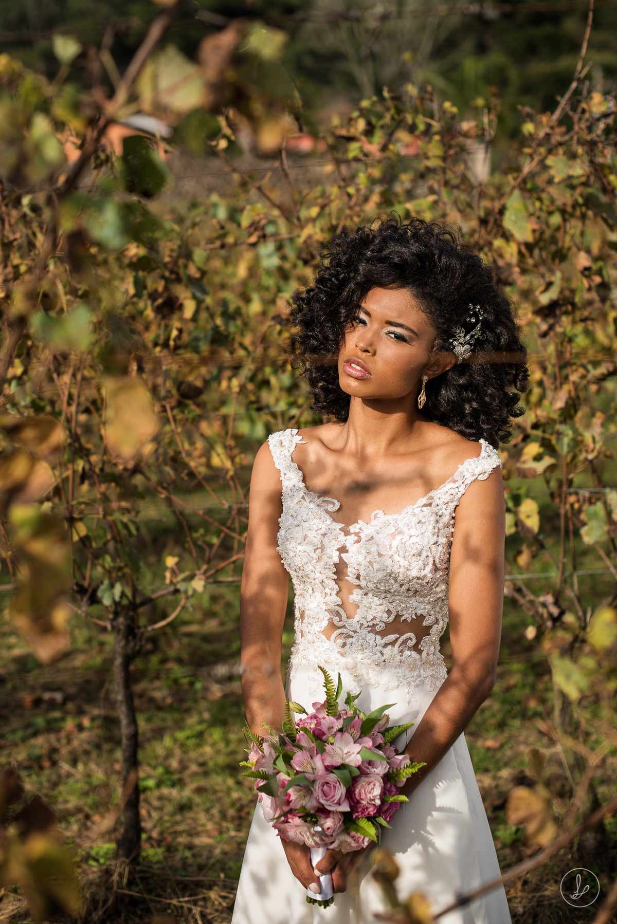 Editorial para Revista L'Amour

Marca: Cozzire Alta Costura
Hair/beauty: Sergginho Branchi
Buquê: FW Flores
Modelo: Lara Palhano
Locação: Vinícola Luiz Argenta / Flores da Cunha - RS
editorial de noivas, editorial cozzire, revista layout, vinicola 