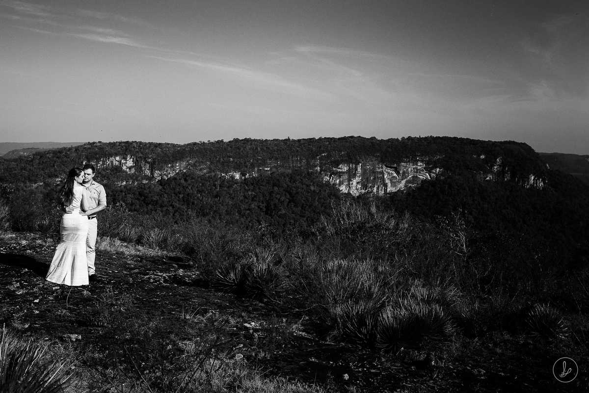 ensaio pré casamento no campo, fotos na serra gaúcha, fotógrafo de casamento caxias do sul, ensaio de casal na fazenda