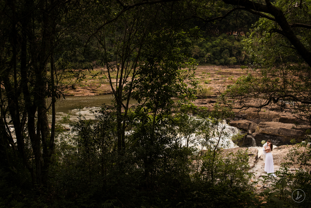 ensaio pré casamento na chuva, ensaio na serra gaúcha, ensaio de casal, ensaio de noivos, ezaz filmes, fotos de casais, fotos com paisagem