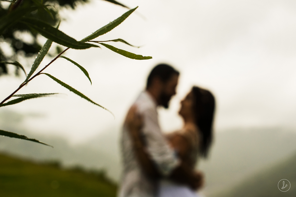 ensaio pré casamento na chuva, ensaio na serra gaúcha, ensaio de casal, ensaio de noivos, ezaz filmes, fotos de casais, fotos com paisagem