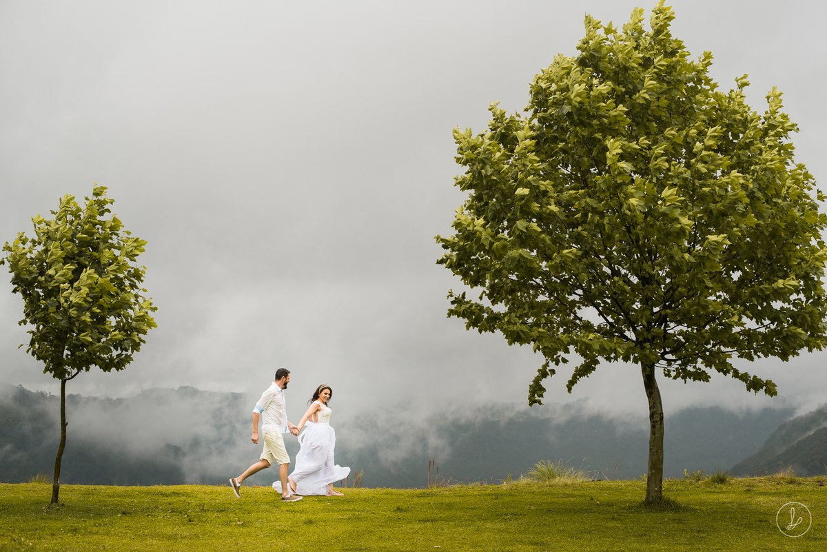ensaio pré casamento na chuva, ensaio na serra gaúcha, ensaio de casal, ensaio de noivos, ezaz filmes, fotos de casais, fotos com paisagem