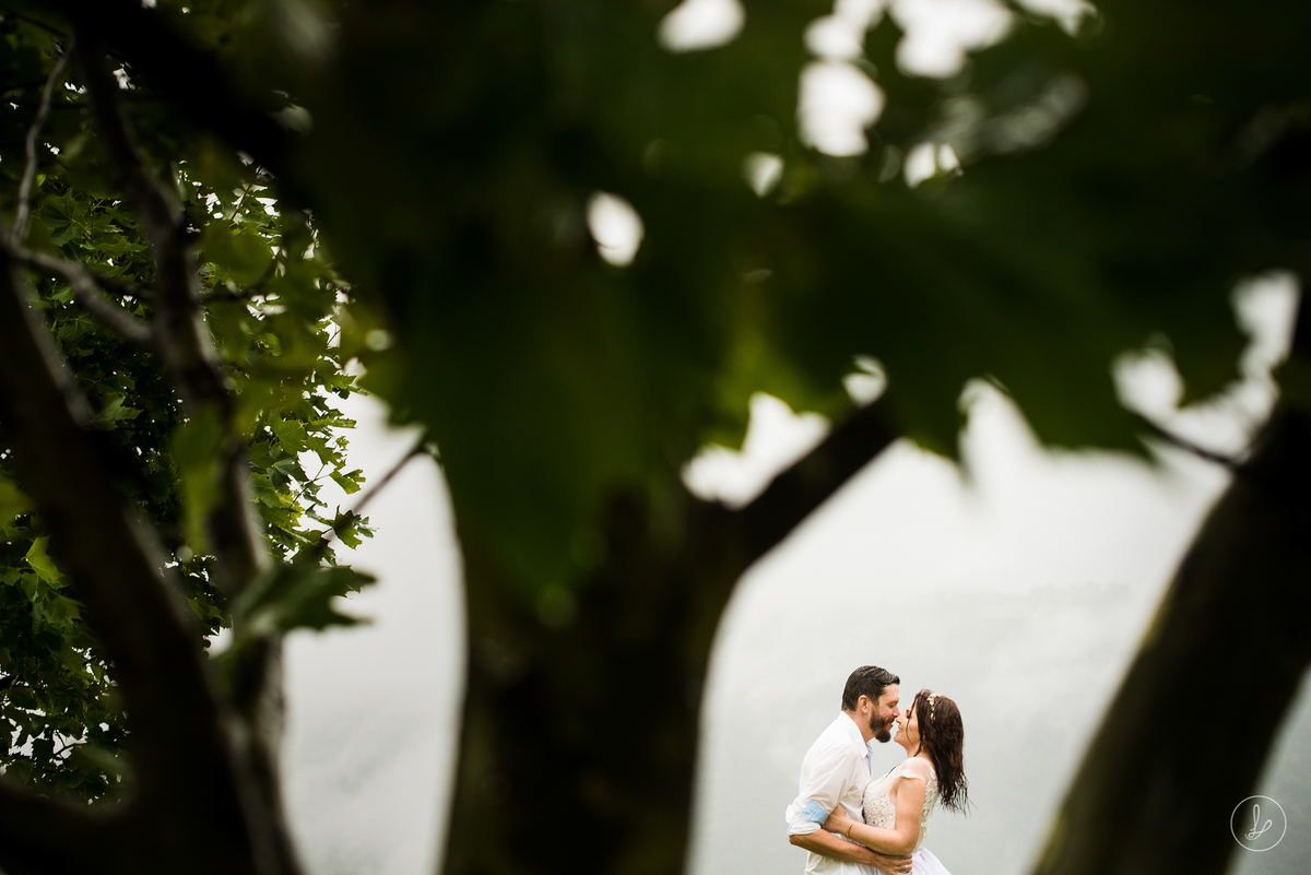 ensaio pré casamento na chuva, ensaio na serra gaúcha, ensaio de casal, ensaio de noivos, ezaz filmes, fotos de casais, fotos com paisagem