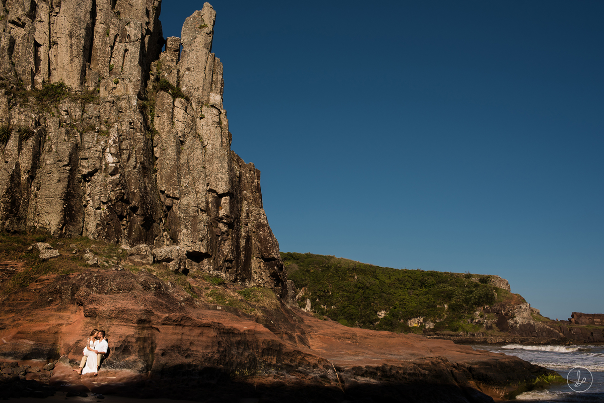 ensaio em torres, fotos de casal na praia, ensaio pré casamento na praia, fotos no litoral, fotos com mar, pré wedding, fotos no litoral gaúcho