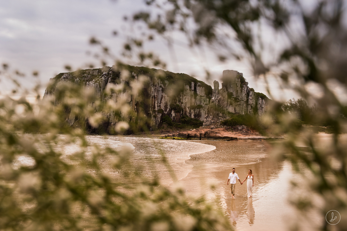 ensaio em torres, fotos de casal na praia, ensaio pré casamento na praia, fotos no litoral, fotos com mar, pré wedding, fotos no litoral gaúcho