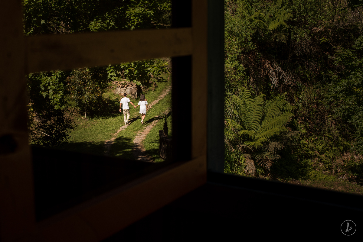 ensaio de casal no campo, fotos na serra gaúcha, ensaio de casal, fotógrafo na serra gaúcha, fotógrafo em caxias do sul, fotos de casal na natureza, ensaio pré wedding, pré casamento no campo, ipê, segredo