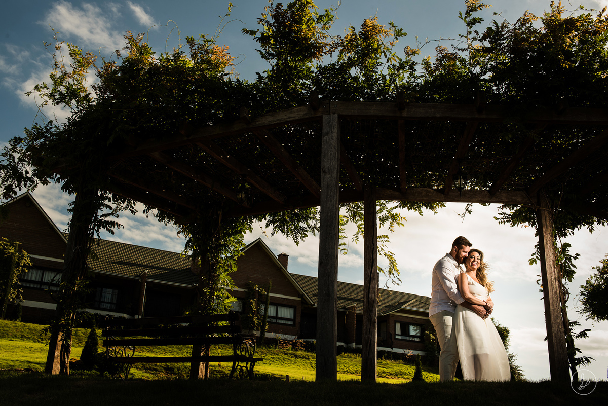 ensaioemsantoantonio,ensaioprecasamento,ensaionoRS,fotosdecasais,fotosdecasaiscomcachorro,fotosespontaneas,fotosdecasaisnanatureza