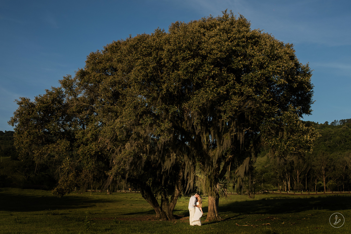 ensaioemsantoantonio,ensaioprecasamento,ensaionoRS,fotosdecasais,fotosdecasaiscomcachorro,fotosespontaneas,fotosdecasaisnanatureza