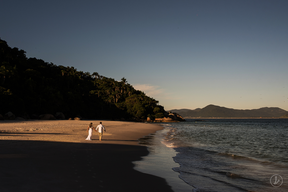 ensaiosnapraia,ilhadocampeche,fotosemflorianopolis,preweddingnapraia,fotosdecasal,ensaiodefotos,noivos,ensaiodecasamento,fotosdecasamento,fotosespontaneasdecasamento,fotosnailhadocampeche