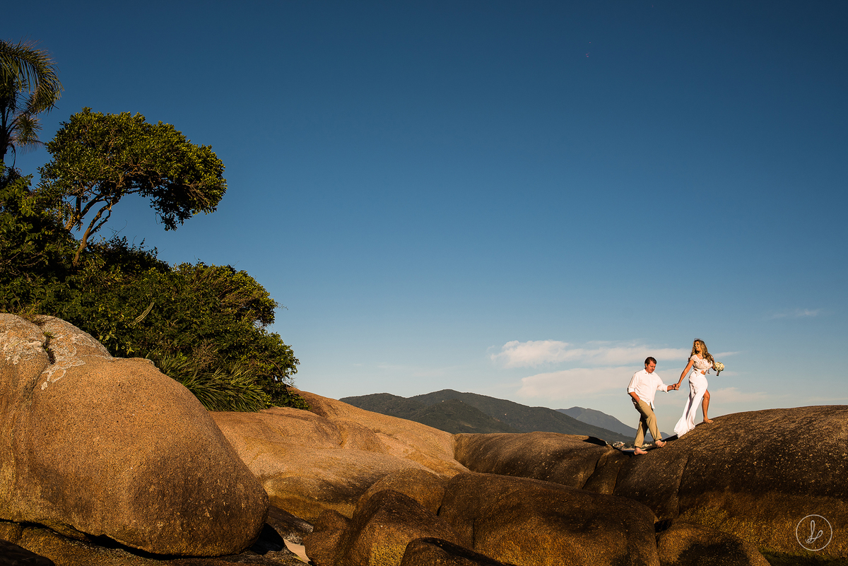 ensaiosnapraia,ilhadocampeche,fotosemflorianopolis,preweddingnapraia,fotosdecasal,ensaiodefotos,noivos,ensaiodecasamento,fotosdecasamento,fotosespontaneasdecasamento,fotosnailhadocampeche