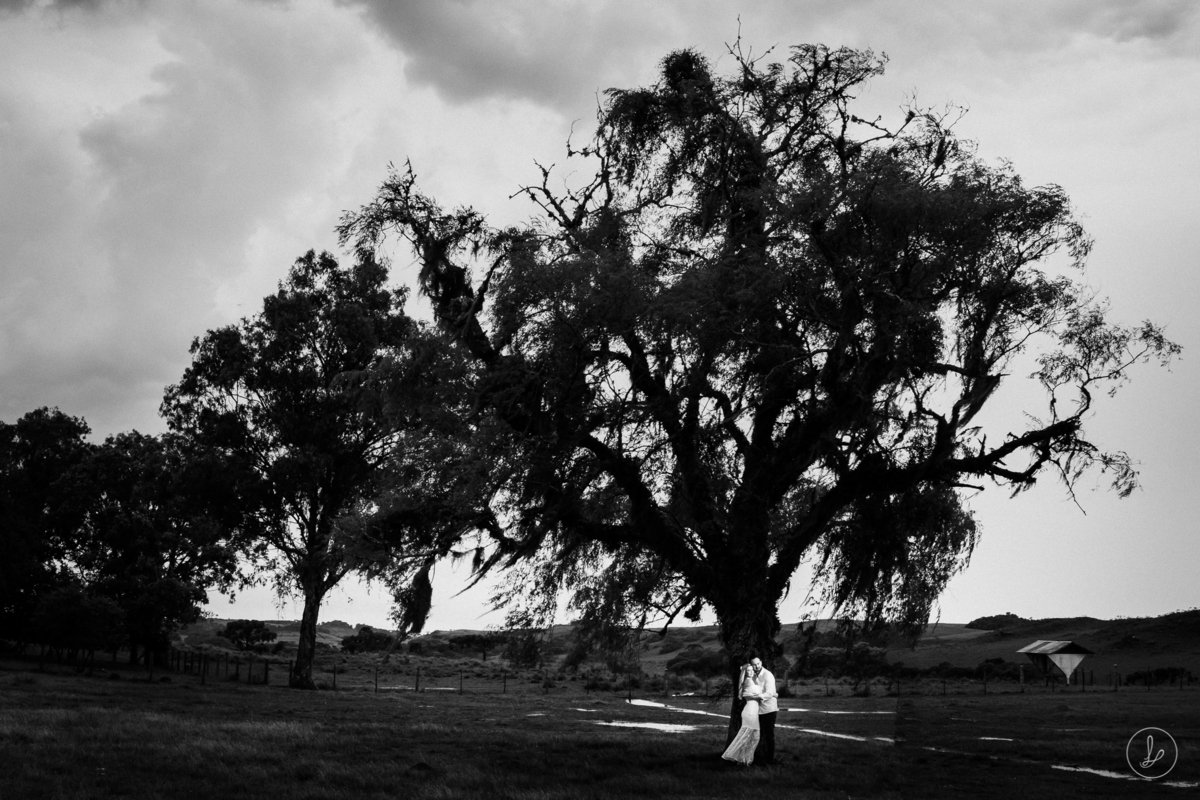ensaionachuva,ensaiodecasalnachuva,fotosnachuva,fotosnocampo,ensaiodecasalnocampo,ensaioprecasamentonocampo,ensaiocomcavalos,ensaionafazenda,farmphotosession,ensaioprecasamento,melhoresfotografosserragaucha